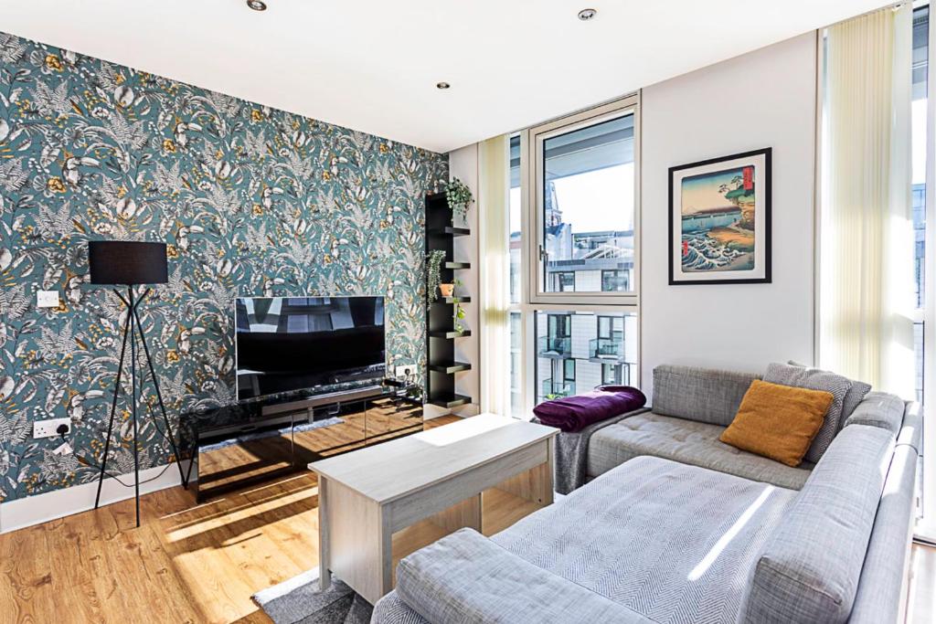 伦敦City-Close 1-Bed Apartment near Tower Hill的带沙发和电视的客厅