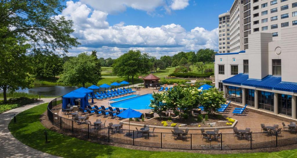 奥克布鲁克希尔顿芝加哥橡树溪山度假及会议中心酒店的享有度假村游泳池的空中景致