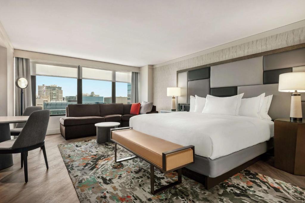芝加哥Hilton Grand Vacations Club Chicago Magnificent Mile的一间带大床的卧室和一间客厅