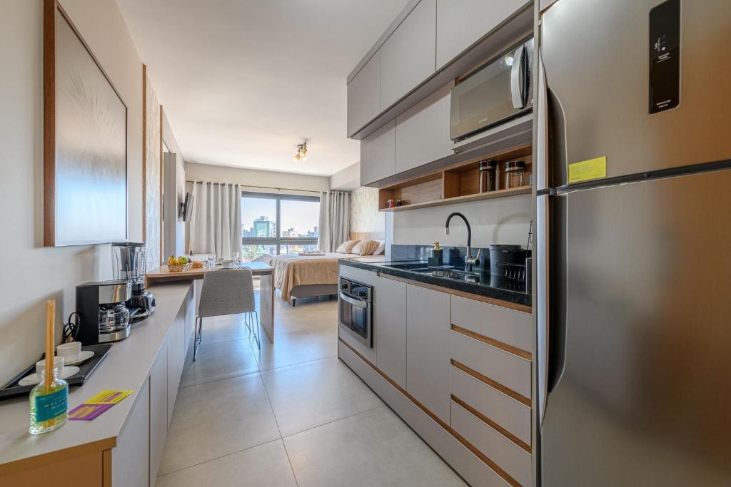 阿雷格里港LIV - Apartamento 1011的厨房配有水槽和冰箱
