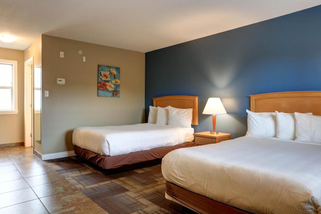 奇利瓦克维德河酒店的酒店客房设有两张床和蓝色的墙壁。