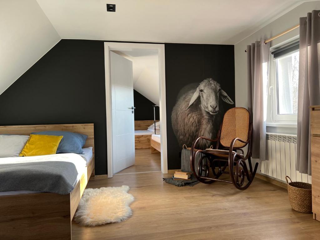 科尔别卢夫Dablin 9的卧室配有羊和椅子壁画
