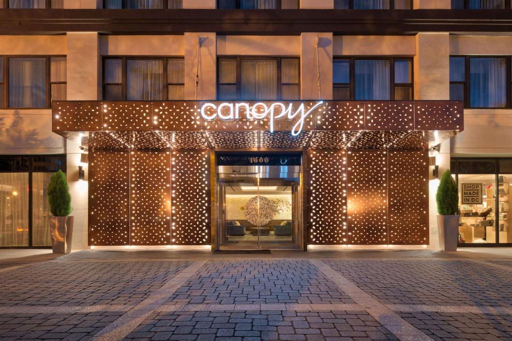 华盛顿Canopy by Hilton Washington DC Embassy Row的带有读取标志的商店前部