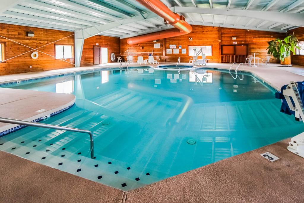 派托普湖畔Roundhouse Resort, a VRI resort的蓝色海水大型室内游泳池