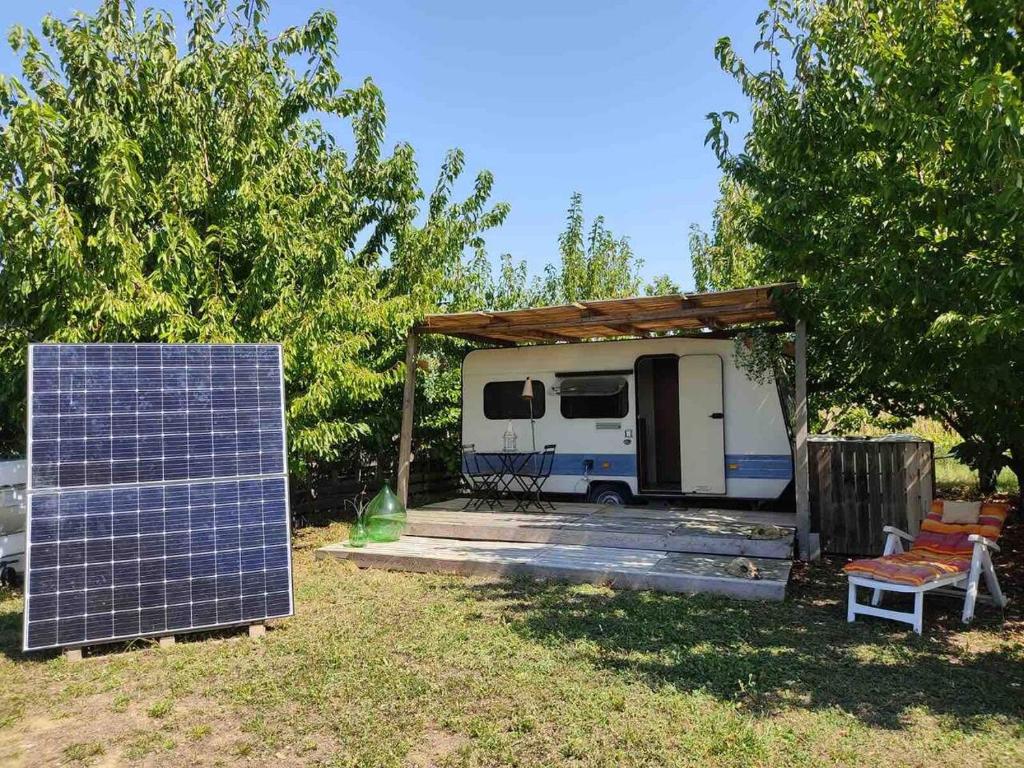 克雷斯佩拉诺Home Shanti, relax tra i ciliegi的前面有太阳能电池板的拖车