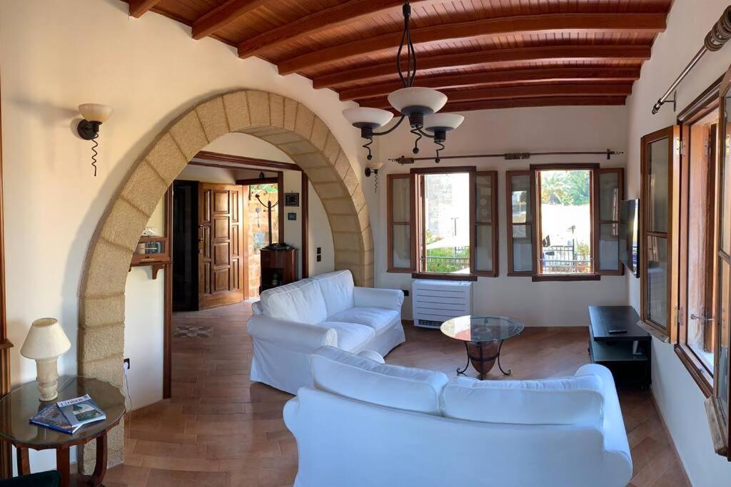 罗德镇Suite del Capitano的客厅配有白色家具和拱门