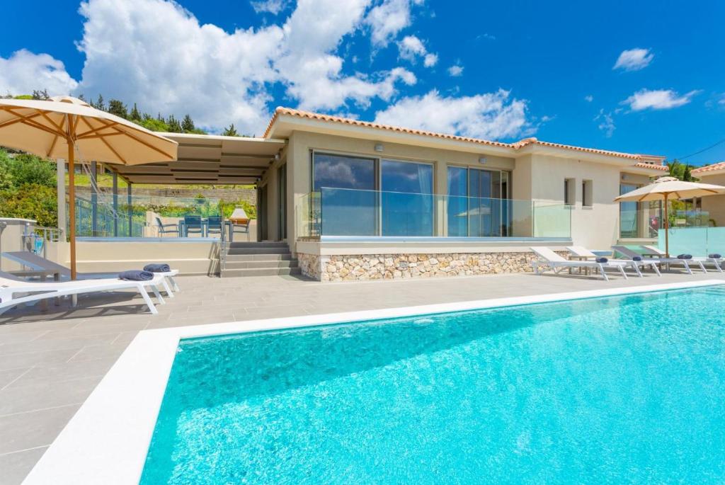 凯法利尼亚岛Villa Lassi Fos的一座带游泳池和房子的别墅