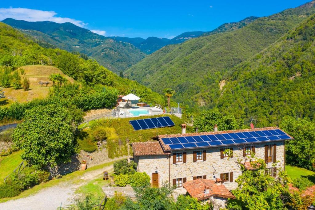卢卡Villa Casale Le Selve的享有房子的空中景色,上面设有太阳能电池板