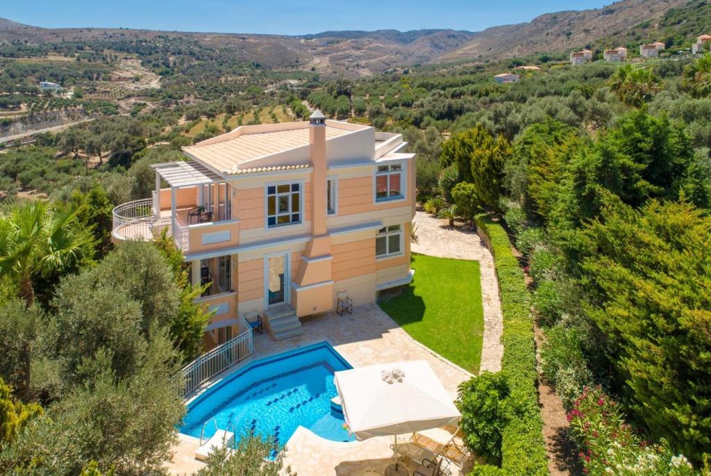 圣特里亚斯Villa Pelagos的享有带游泳池的别墅的空中景致
