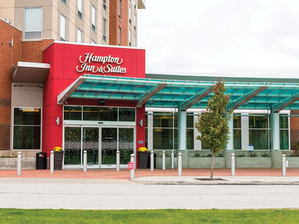 伊利Hampton Inn & Suites Erie Bayfront的前面有红色标志的建筑
