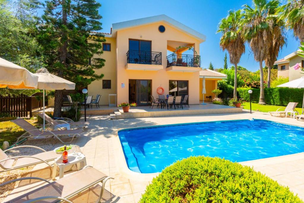 波利斯Villa Halima Stefanos的别墅前设有游泳池