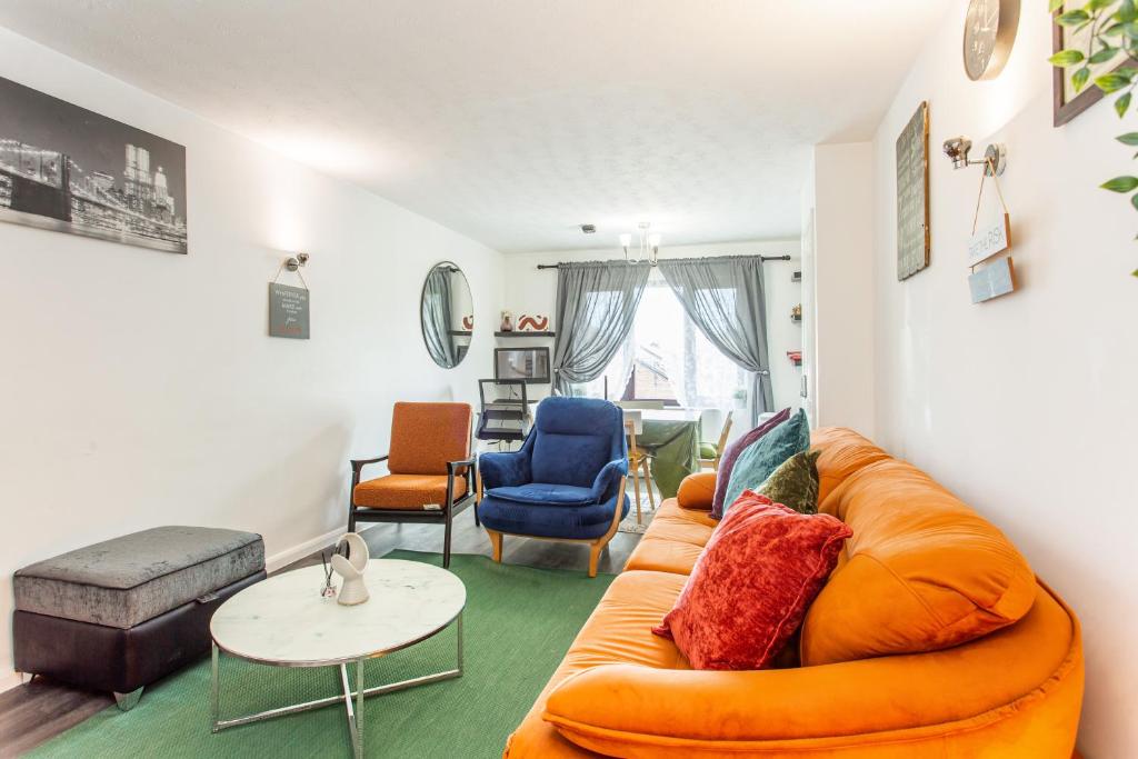 GoodmayesUnique Vintage Apartments的客厅配有橙色沙发和椅子