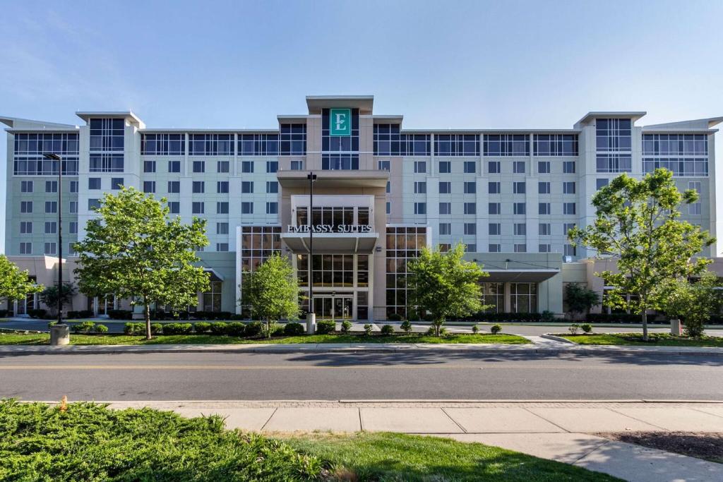 伊丽莎白Embassy Suites by Hilton Newark Airport的前面有一条路的办公楼