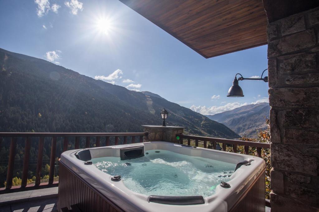 索尔德乌Luxury Treeline Residence with Hot Tub - By Ski Chalet Andorra的山景阳台上的热水浴池