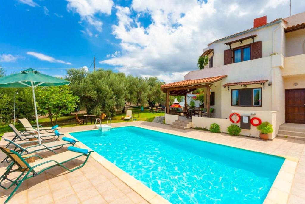 埃皮斯科皮·罗希姆诺Villa Armi的一座带游泳池和房子的别墅