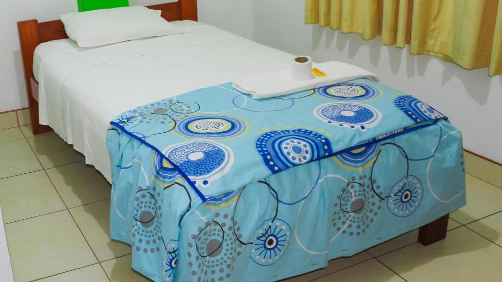 拉梅尔塞Hospedaje chanari的床边配有蓝色和白色的桌子