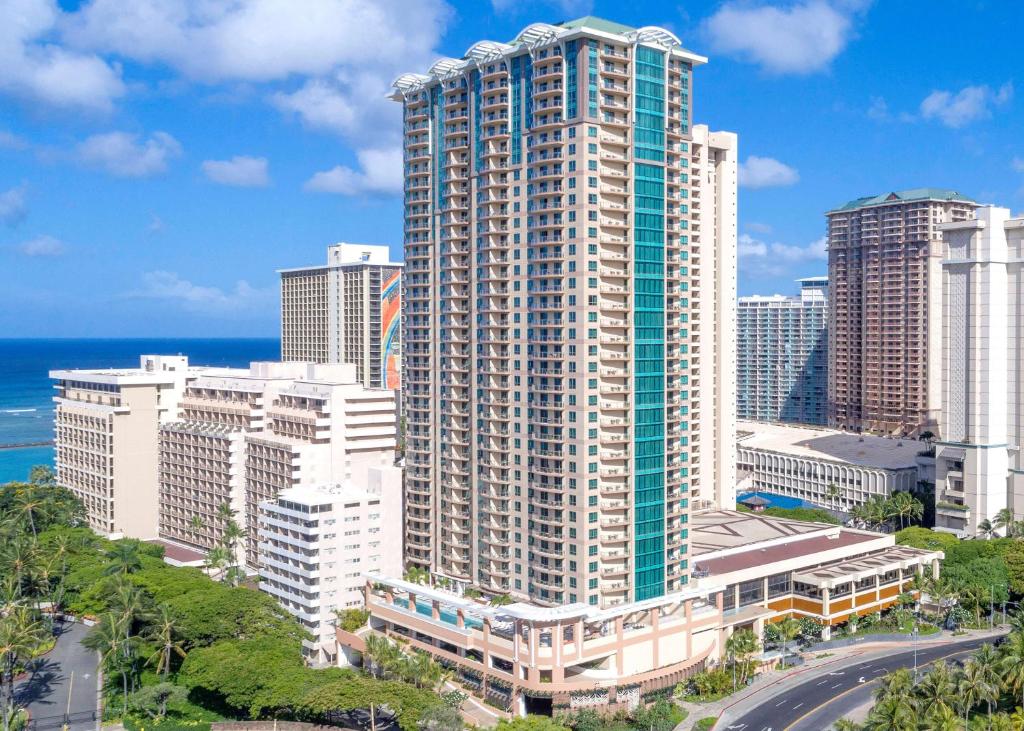 檀香山Hilton Grand Vacation Club The Grand Islander Waikiki Honolulu的城市高楼空中景观