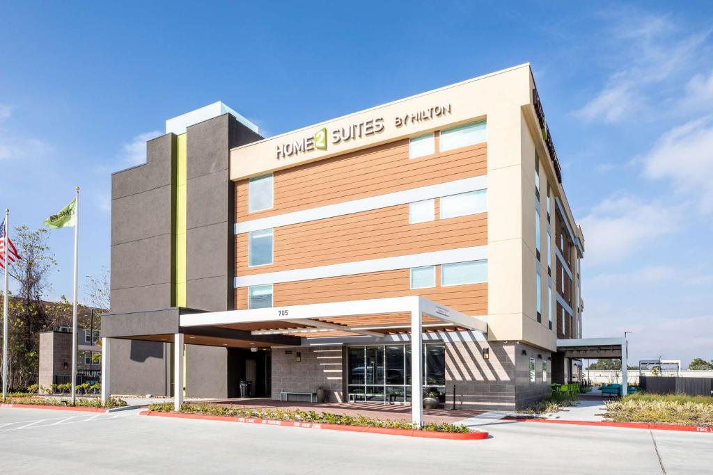 休斯顿Home2 Suites by Hilton Houston Bush Intercontinental Airport Iah Beltway 8的酒店大楼前方的 ⁇ 染