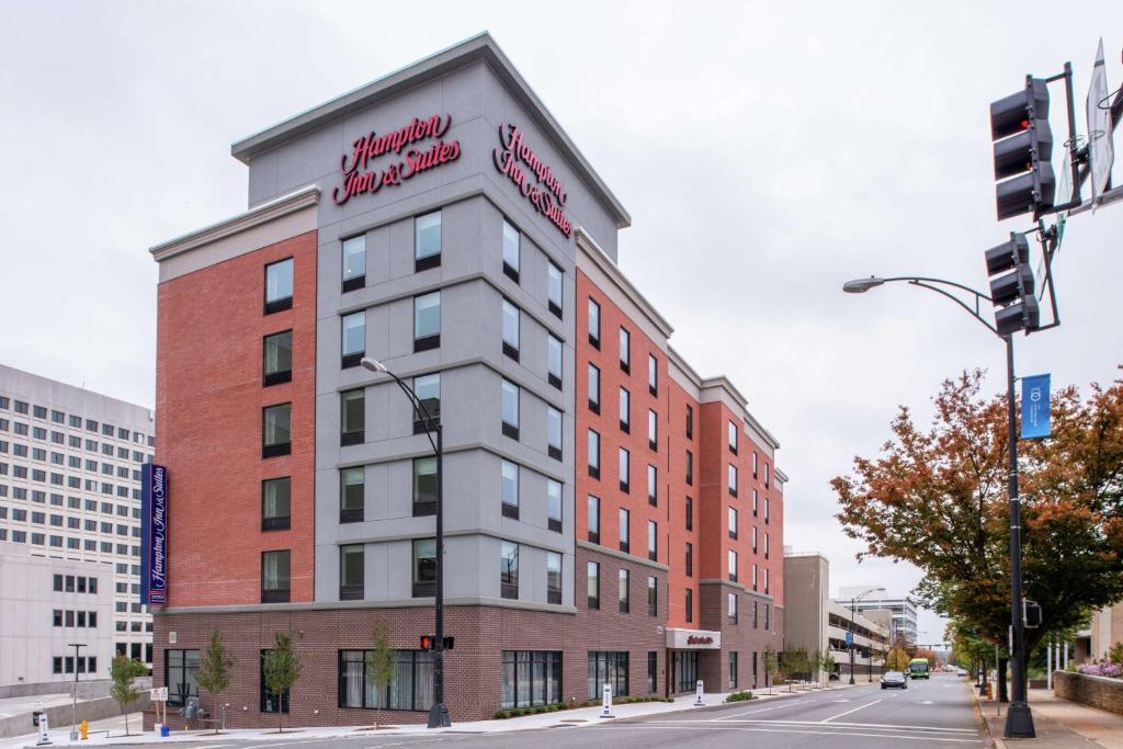 温斯顿·塞勒姆Hampton Inn & Suites Winston-Salem Downtown的城市街道上的建筑,有交通灯