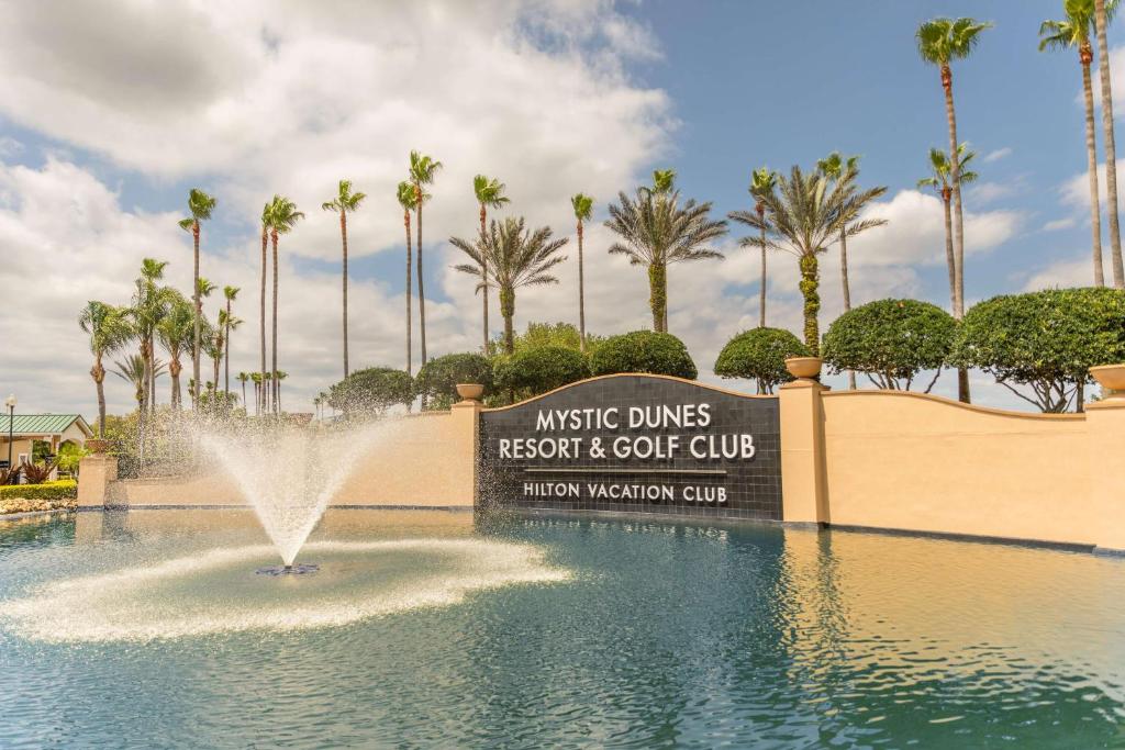 奥兰多Hilton Vacation Club Mystic Dunes Orlando的度假村和高尔夫俱乐部游泳池中间的喷泉