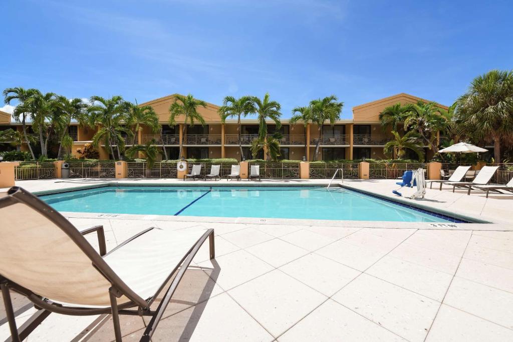 基拉戈基拉戈希尔顿恒庭酒店的一个带两把草坪椅的游泳池
