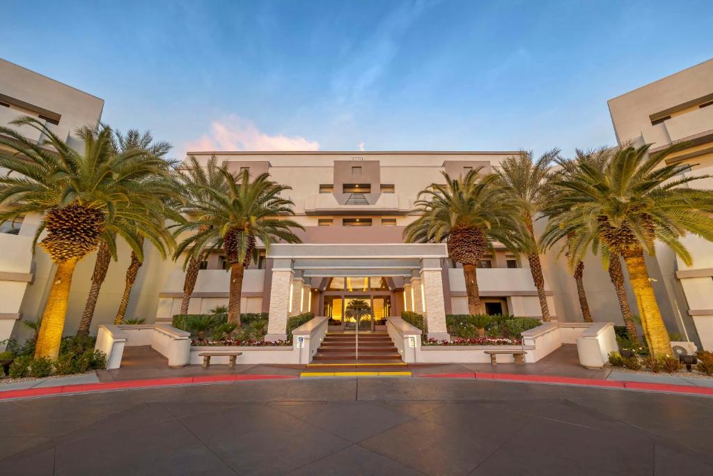 拉斯维加斯Hilton Vacation Club Cancun Resort Las Vegas的一座棕榈树建筑