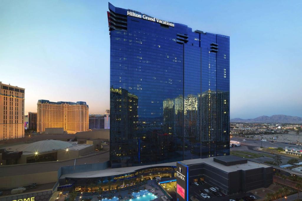 拉斯维加斯Hilton Grand Vacations Club Elara Center Strip Las Vegas的城市中一座蓝色大建筑的景色