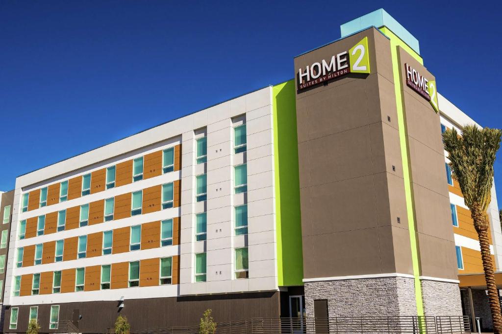拉斯维加斯Home2 Suites by Hilton Las Vegas Stadium District的带有读家标的酒店大楼