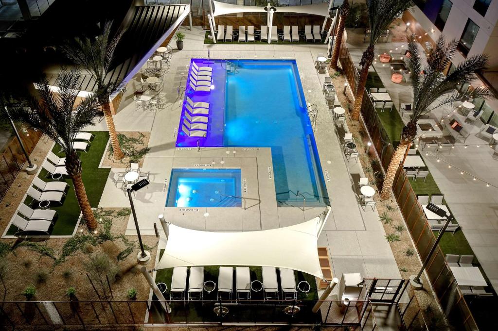 拉斯维加斯Home2 Suites by Hilton Las Vegas Convention Center - No Resort Fee的大楼游泳池的顶部景色