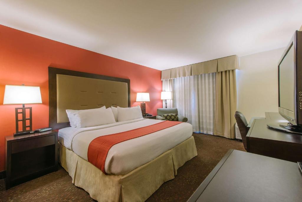 Mount KiscoHotel MTK Mount Kisco的酒店客房设有一张大床和一张书桌。