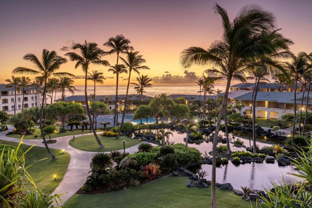 科洛阿Hilton Vacation Club The Point at Poipu Kauai的日落时分享有度假村的空中景致