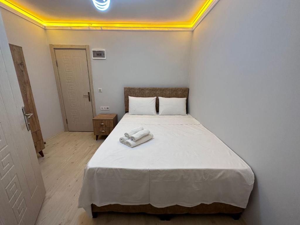 Arnavutköypilot hotel的一间小卧室,配有一张带白色毯子的床