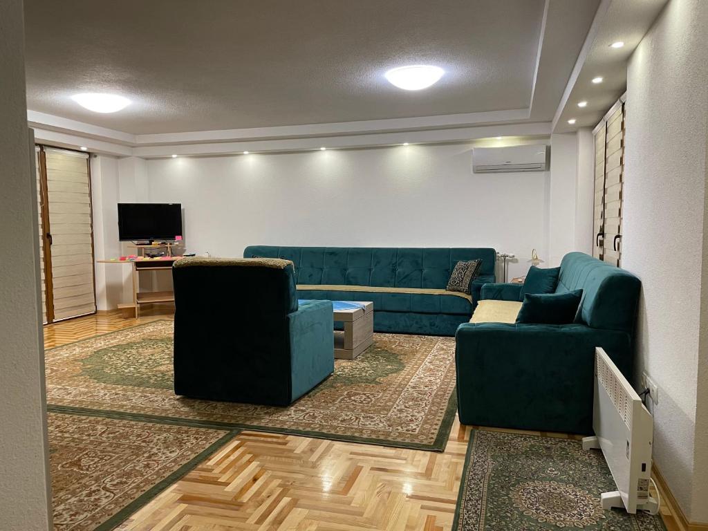 维索科Exclusive apartments Visoko 2022的客厅配有2张蓝色沙发和电视