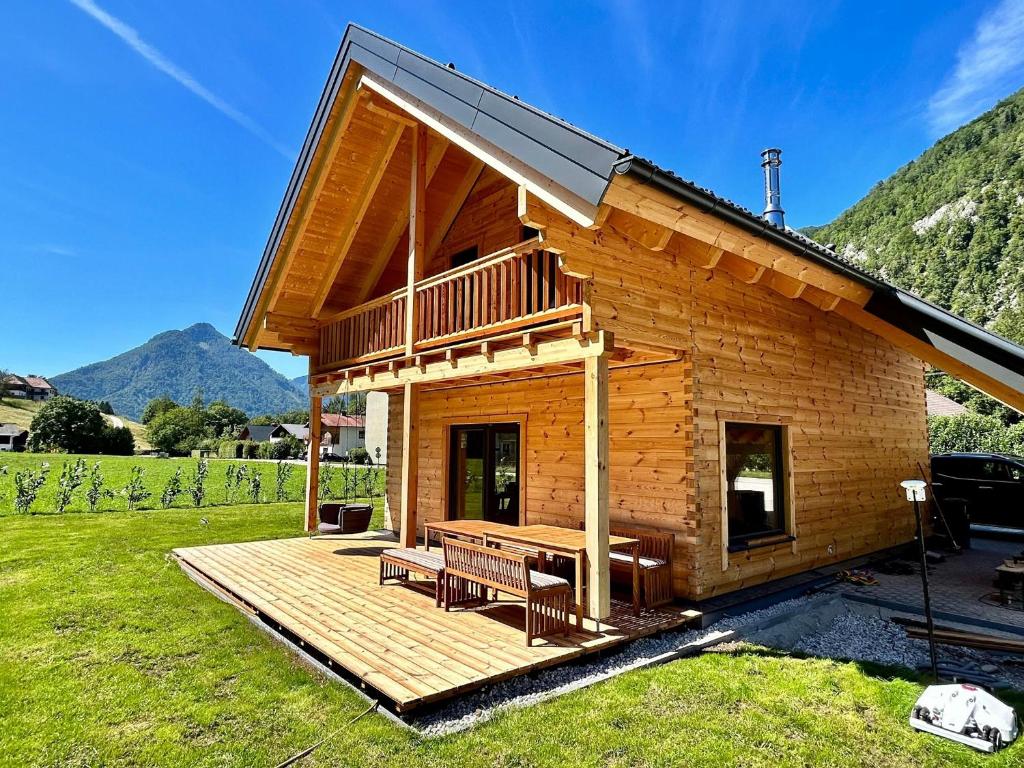 格吕瑙Das Grünhaus - Dein Chalet in Grünau im Almtal的小木屋设有门廊和甲板