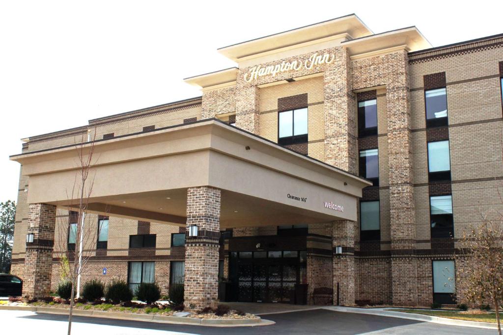 福赛斯Hampton Inn Forsyth的前面有标志的建筑