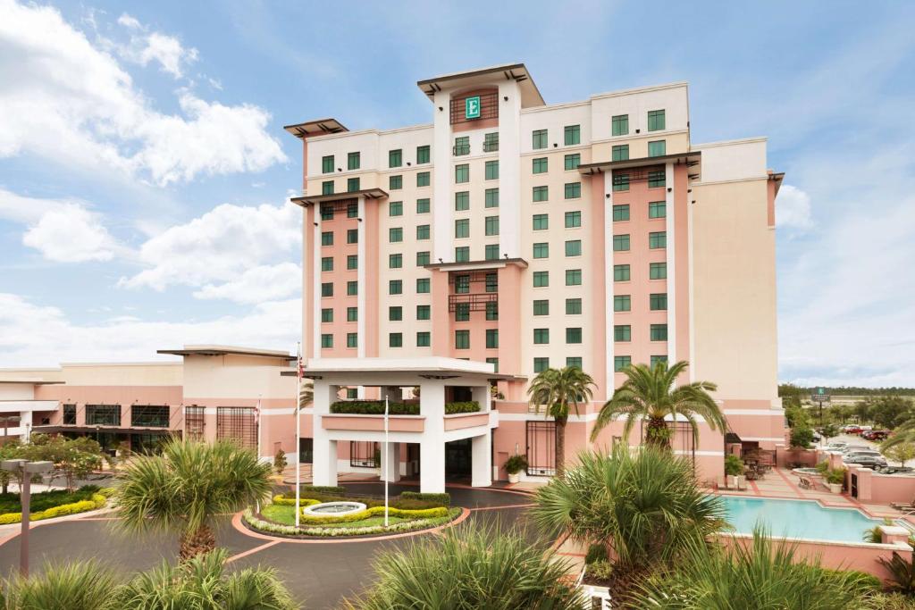 基西米Embassy Suites by Hilton Orlando Lake Buena Vista South的 ⁇ 染带游泳池的酒店