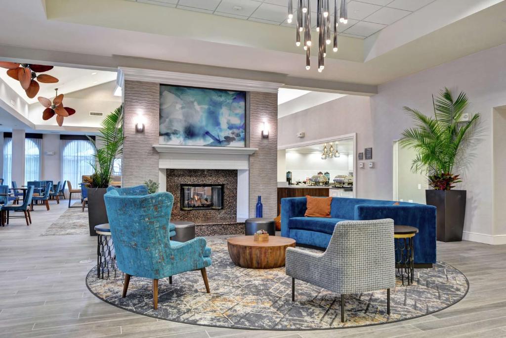 奥兰多Homewood Suites by Hilton Lake Buena Vista - Orlando的大堂设有蓝色的家具和壁炉。