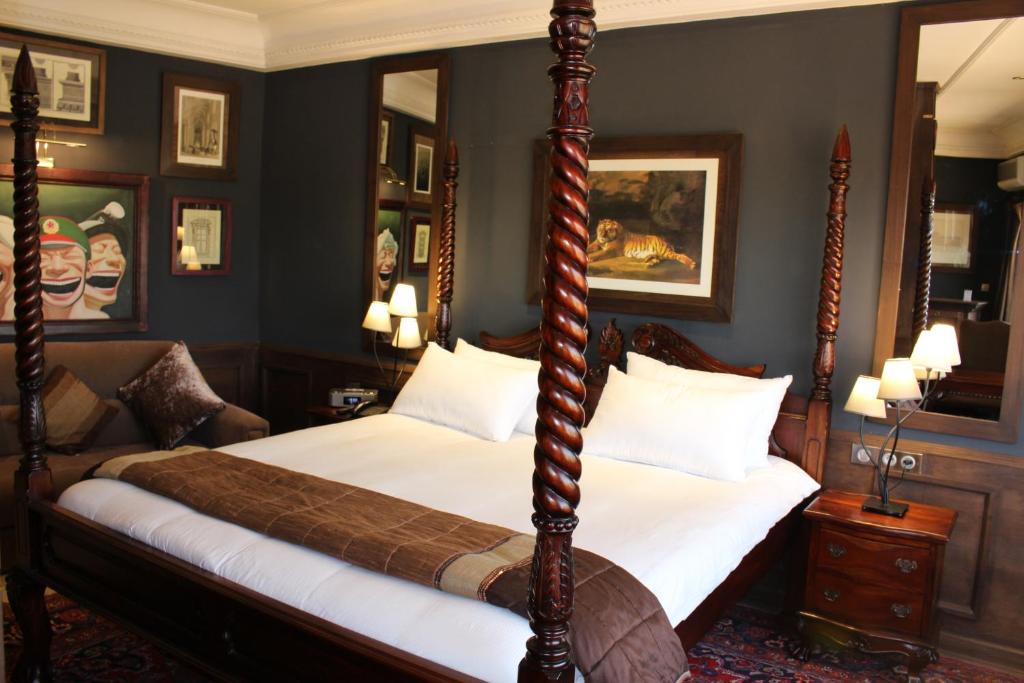 巴马科Le Loft的一间卧室配有四柱床和沙发