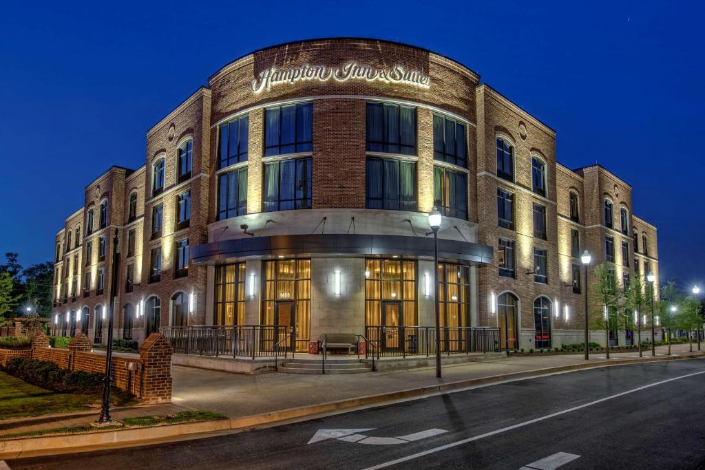 孟菲斯Hampton Inn & Suites Memphis Germantown的前面有标志的建筑