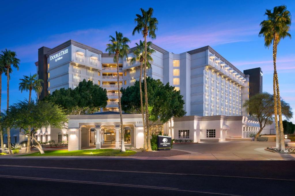 梅萨Doubletree by Hilton Phoenix Mesa的棕榈树酒店 ⁇ 染