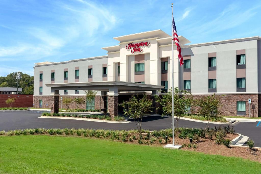 威屯卡Hampton Inn Wetumpka的雅高塔汉普顿套房外景酒店