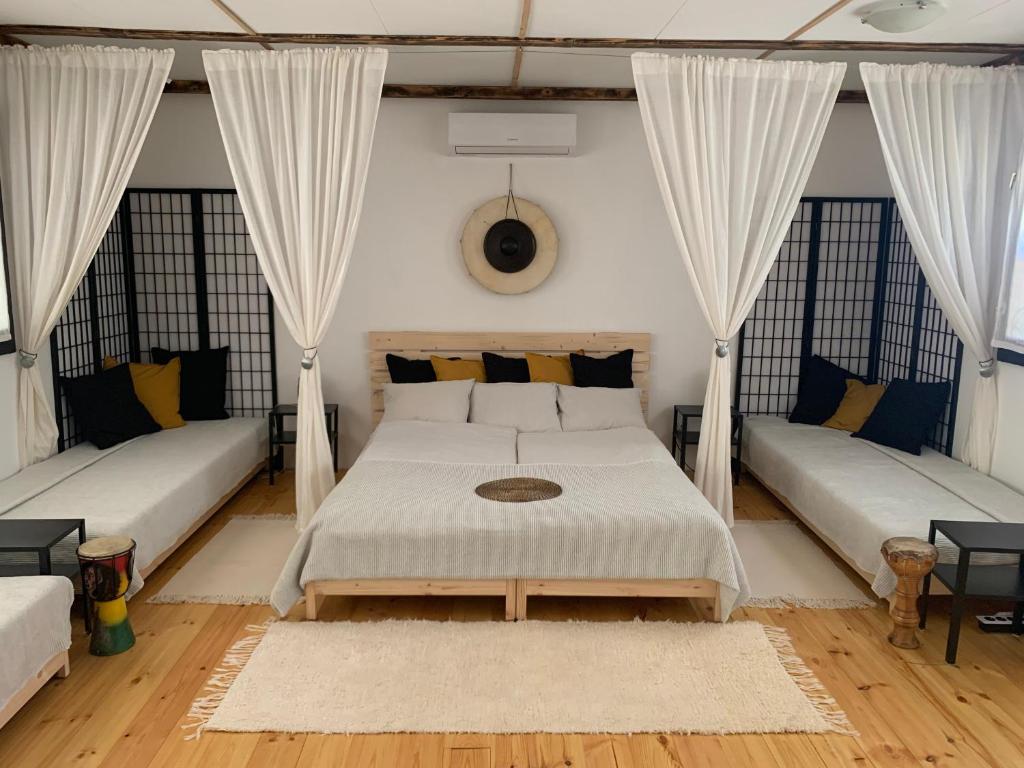 埃格尔Gong Faház - Eger的一间卧室设有两张床和两个窗户。