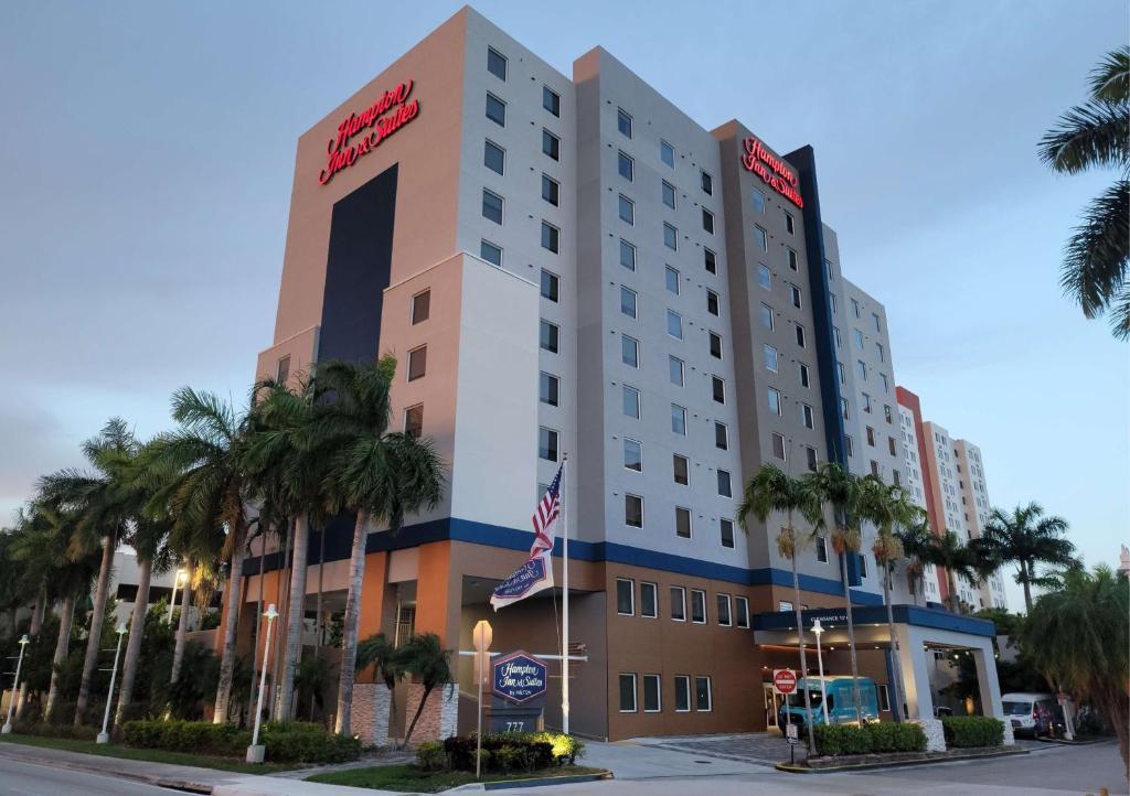 迈阿密汗姆顿酒店迈阿密机场南/蓝礁湖的 ⁇ 咒国际酒店和赌场