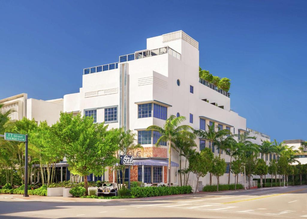 迈阿密海滩Gale South Beach, Curio Collection By Hilton的街道前方树木繁茂的白色建筑