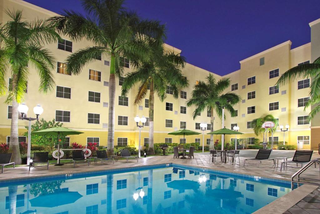 迈阿密机场西迈阿密希尔顿酒店的大楼前设有游泳池的酒店
