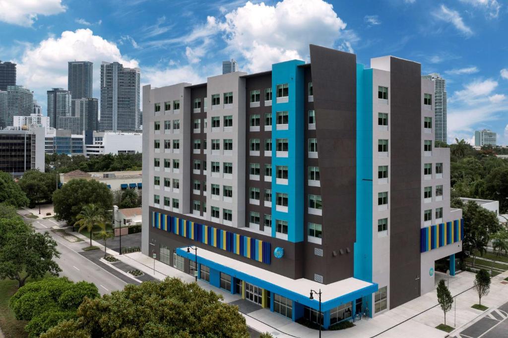 迈阿密Tru By Hilton Miami West Brickell的城市前的公寓楼