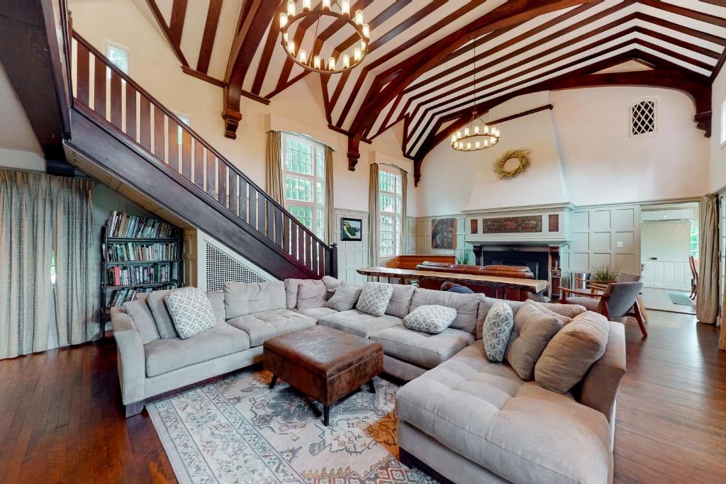 法兰克尼亚Holden Frost House的客厅设有大沙发和楼梯。