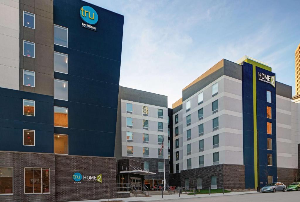 密尔沃基Home2 Suites By Hilton Milwaukee Downtown的酒店大楼的 ⁇ 染