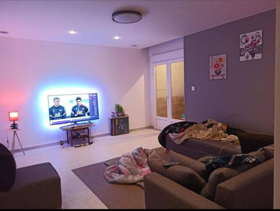 El Bayadhappartement propre的带沙发和平面电视的客厅