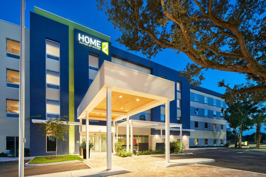 墨尔本Home2 Suites By Hilton Palm Bay I 95的享有酒店外景,设有一座大型建筑